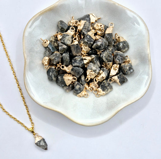 Gold-Colored Necklace with Raw Labradorite Pendant (1cm)