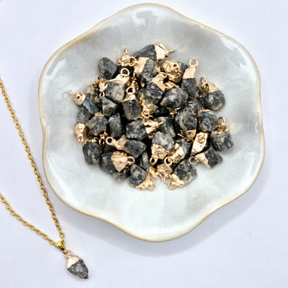 Gold-Colored Necklace with Raw Labradorite Pendant (1cm)
