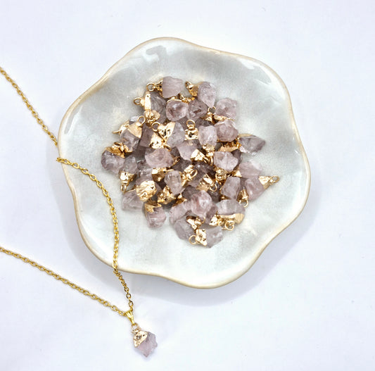 Goldfarbene Halskette mit Anhänger aus rohem Rosenquarz (1 cm)