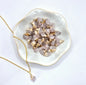 Goldfarbene Halskette mit Anhänger aus rohem Rosenquarz (1 cm)