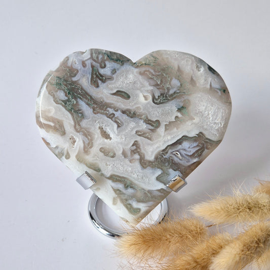 Edelsteen Grote Druzy Mosagaat Hart op Metalen Standaard – #47 222gram