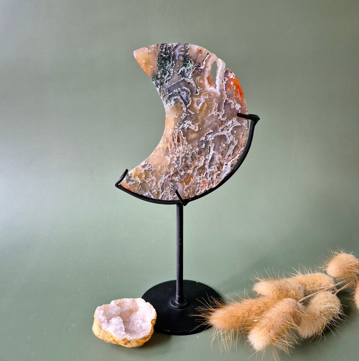 Rode Druzy Mosagaat Maan (10-12 cm) op standaard – #20