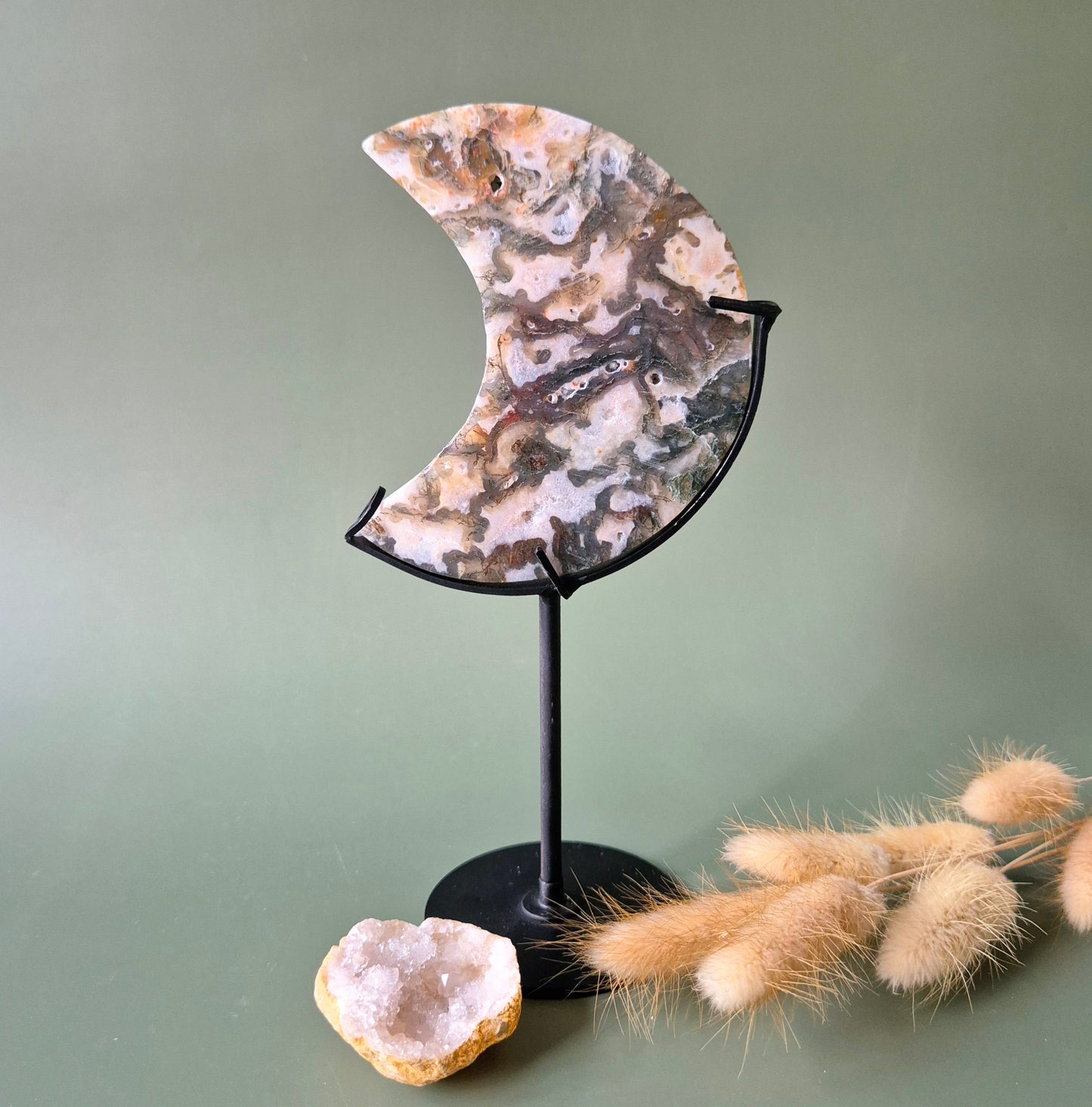 Rode Druzy Mosagaat Maan (10-12 cm) op standaard – #22