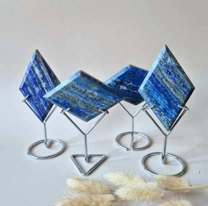 Edelsteen Lapis Lazuli Ruit op Standaard (170-190gram) – Wijsheid, Intuïtie & Innerlijke Kracht