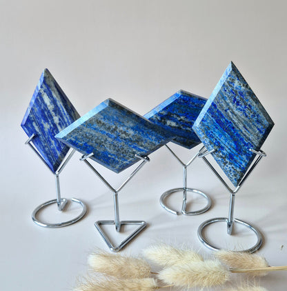 Edelsteen Lapis Lazuli Ruit op Standaard (170-190gram) – Wijsheid, Intuïtie & Innerlijke Kracht