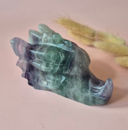 XL Edelsteen Candy Fluorite Drakenschedel – Snowflake Groen/Wit/Paars #7 – 382g | 10,5cm (kopie)