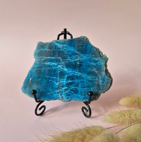 Edelsteen Blue Apatiet Schijf op Standaard #6 106gram – Inspiratie, Helderheid & Innerlijke Kracht