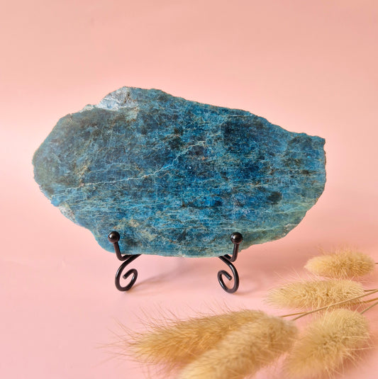Edelsteen Blue Apatiet Schijf op Standaard #7 246gram – Inspiratie, Helderheid & Innerlijke Kracht