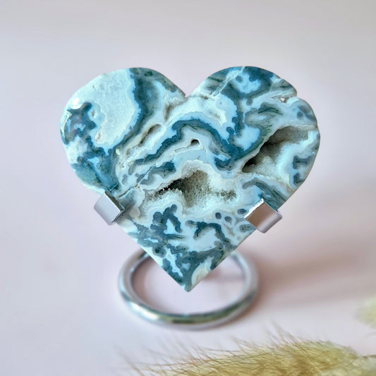 Edelsteen Druzy Mosagaat Hart op Metalen Standaard – #83 133gram