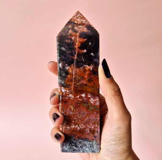 Edelsteen Ocean Jasper toren #4 – Roze, rood & paars gestippeld | Uniek stuk