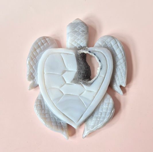 Edelsteen Grote grijze agaat schildpad met druzy (8–12 cm) #11 – handgesneden edelsteen carving