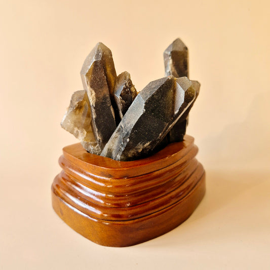 XL Ruwe Smoky Quartz Edelsteen Cluster op Houten Standaard – #5 372gram