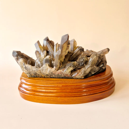 XL Ruwe Smoky Quartz Edelsteen Cluster op Houten Standaard – #19 971gram