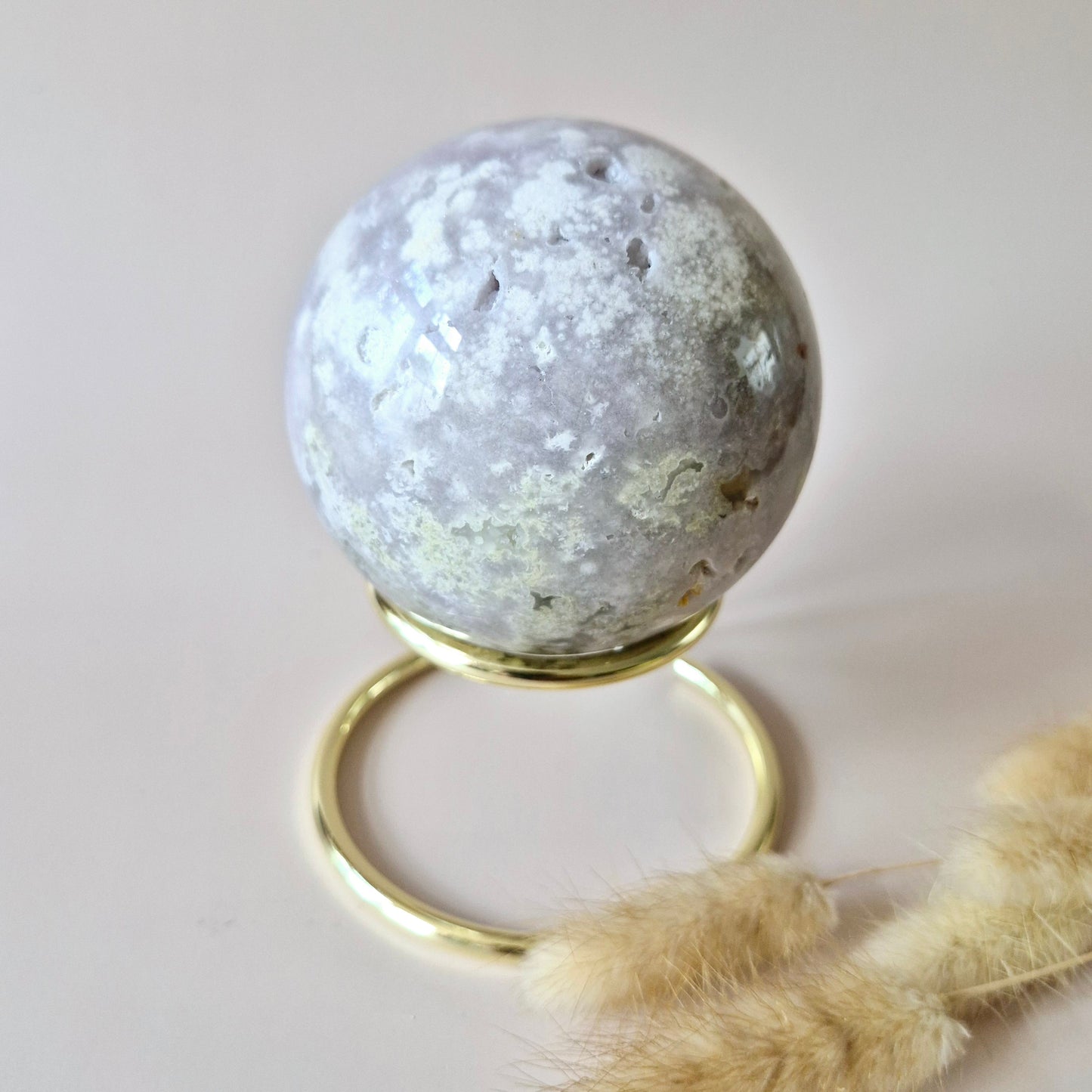 Kristall-Edelstein, Druzy-Rosa-Amethyst-Kugel auf Ständer (80 mm, 723 Gramm)