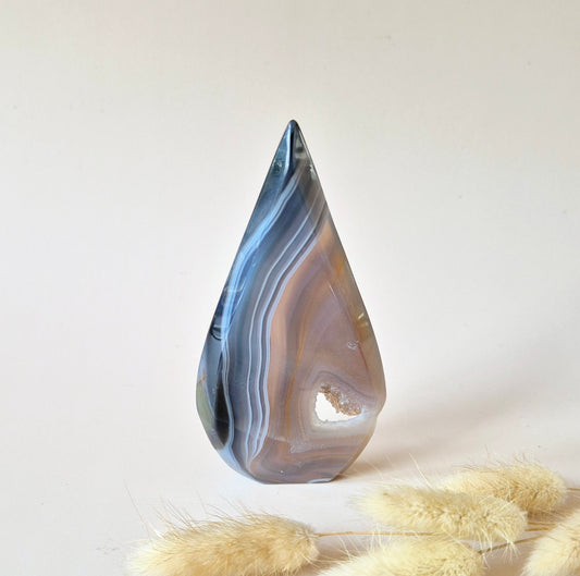 Druzy Grauer Achat - Tropfenförmiger stehender Edelsteinkristall - Nr. 4. 128 Gramm