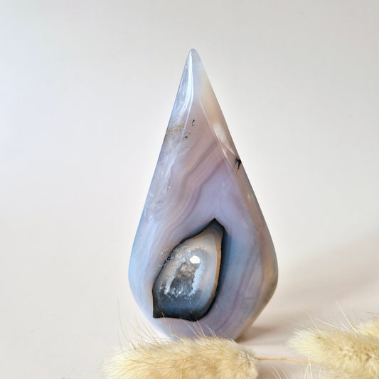 Druzy Grauer Achat - Tropfenförmiger stehender Edelsteinkristall - Nr. 8. 108 Gramm