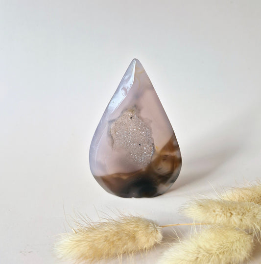 Druzy Grauer Achat - Tropfenförmiger stehender Edelsteinkristall - Nr. 12. 86 Gramm