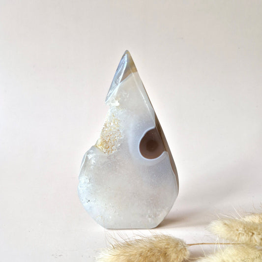 Druzy Grauer Achat - Tropfenförmiger stehender Edelsteinkristall - Nr. 18 137 Gramm