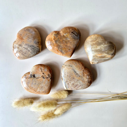 Peach Maansteen Hart – 6 tot 8 cm | Liefde, rust en vrouwelijke kracht