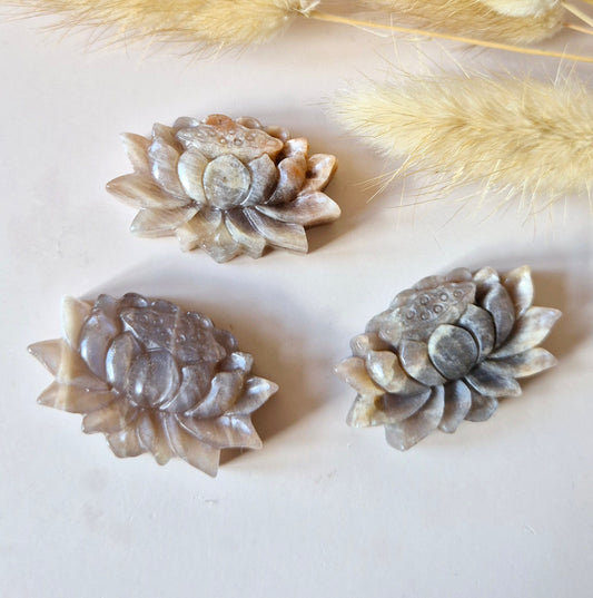Mondstein-Lotus – Edelsteinschnitzerei mit Blitz (4 cm)