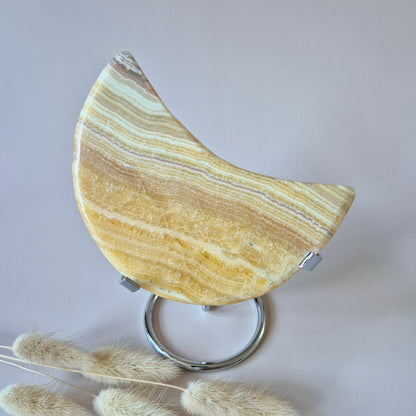 XL Gele Calciet Maan op Metalen Standaard (300–350 gram)