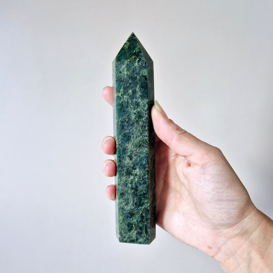 Edelsteen Groene Nefriet Jade Obelisk Toren 16 cm – 290g – Krachtige Energie & Zuivere Intentie