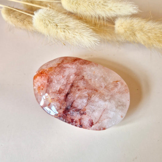 Fire Quartz Palmsteen – Edelsteen voor Focus, Kracht & Aarding