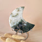 XL Edelsteen Mosagaat Maan op Standaard (Druzy & Patronen) #183 - 183gr