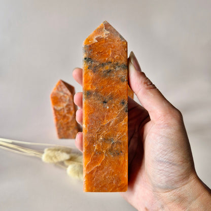 Edelsteen Oranje Calciet toren – motivatie, levenskracht & creativiteit 100-500gram
