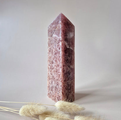 Edelsteen Obelisk Strawberry Quartz XXL Toren (870g)