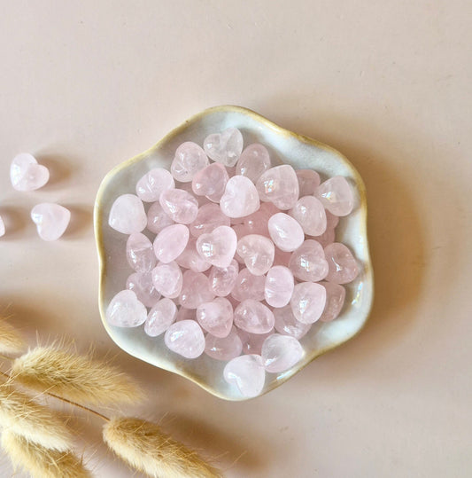 Mini Edelsteen Hartje Zaksteen – Rozenkwarts (1,5 cm) voor crystal confetti