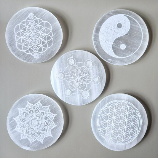 Seleniet Edelsteen Oplaadschijf met Spirituele Gravering – 10 cm