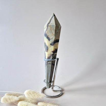 Edelsteen Septarian Scepter Wand op standaard (ca. 18–20 cm)