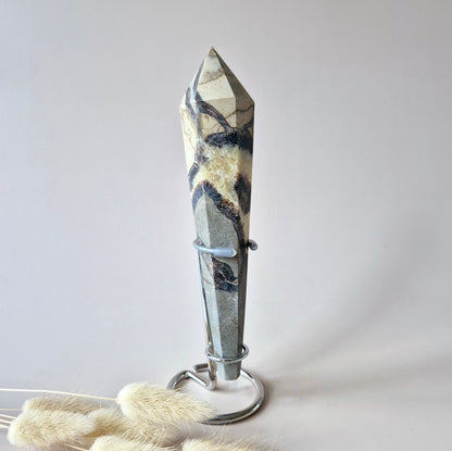 Edelsteen Septarian Scepter Wand op standaard (ca. 18–20 cm)