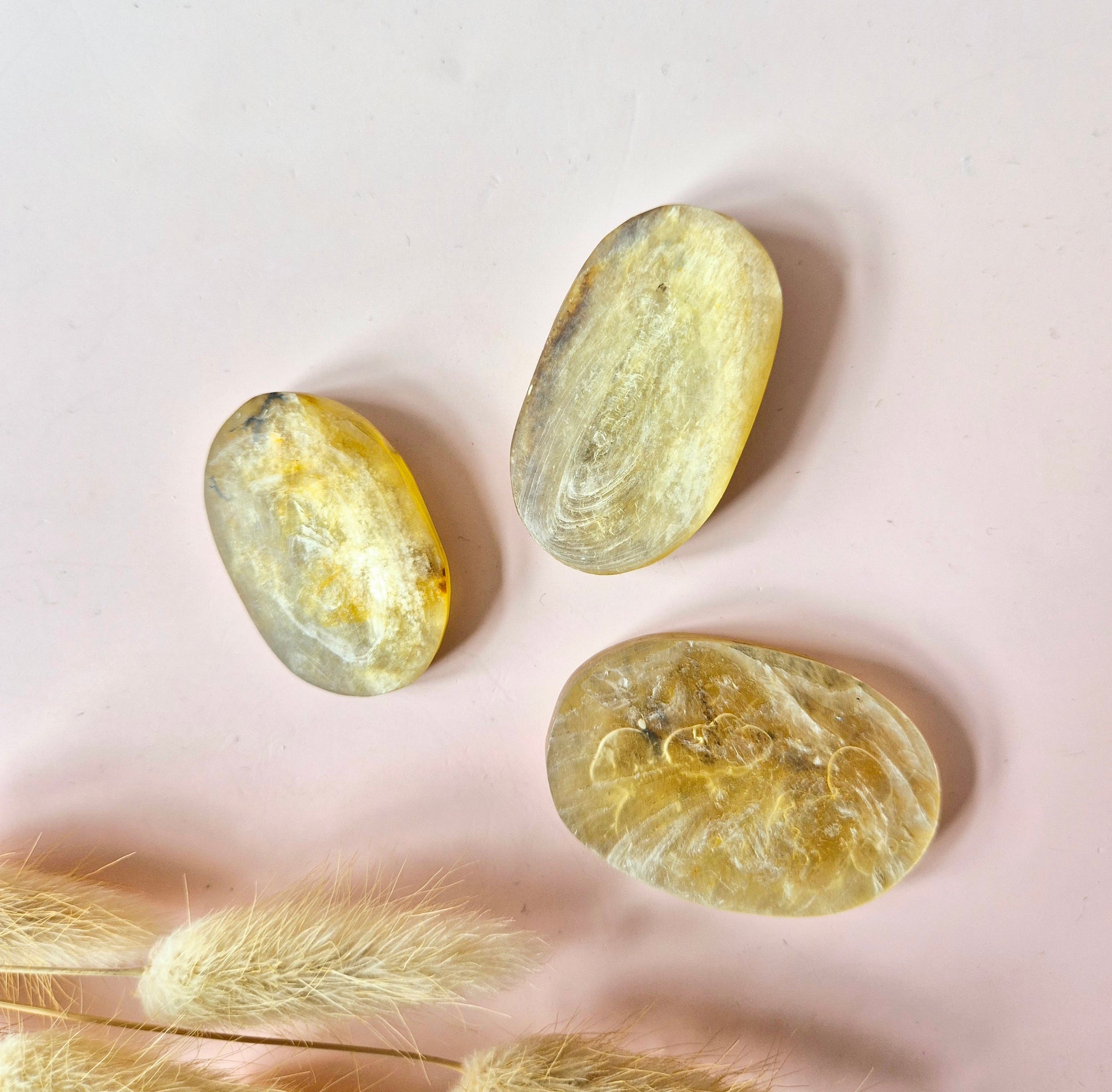 golden mica handsteen, golden mica palmstone, gouden mica steen, shimmer edelsteen, gouden edelsteen, meditatie steen, mindfulness crystal, golden mica crystal, palmstone edelsteen, edelsteen handsteen, glinsterende edelsteen, crystal palmstone, spirituele steen, golden mica kopen, moonlight gemstones