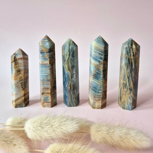 Edelsteen Blauwe Onyx Toren (7–9 cm) – Innerlijke kracht, kalmte & helderheid