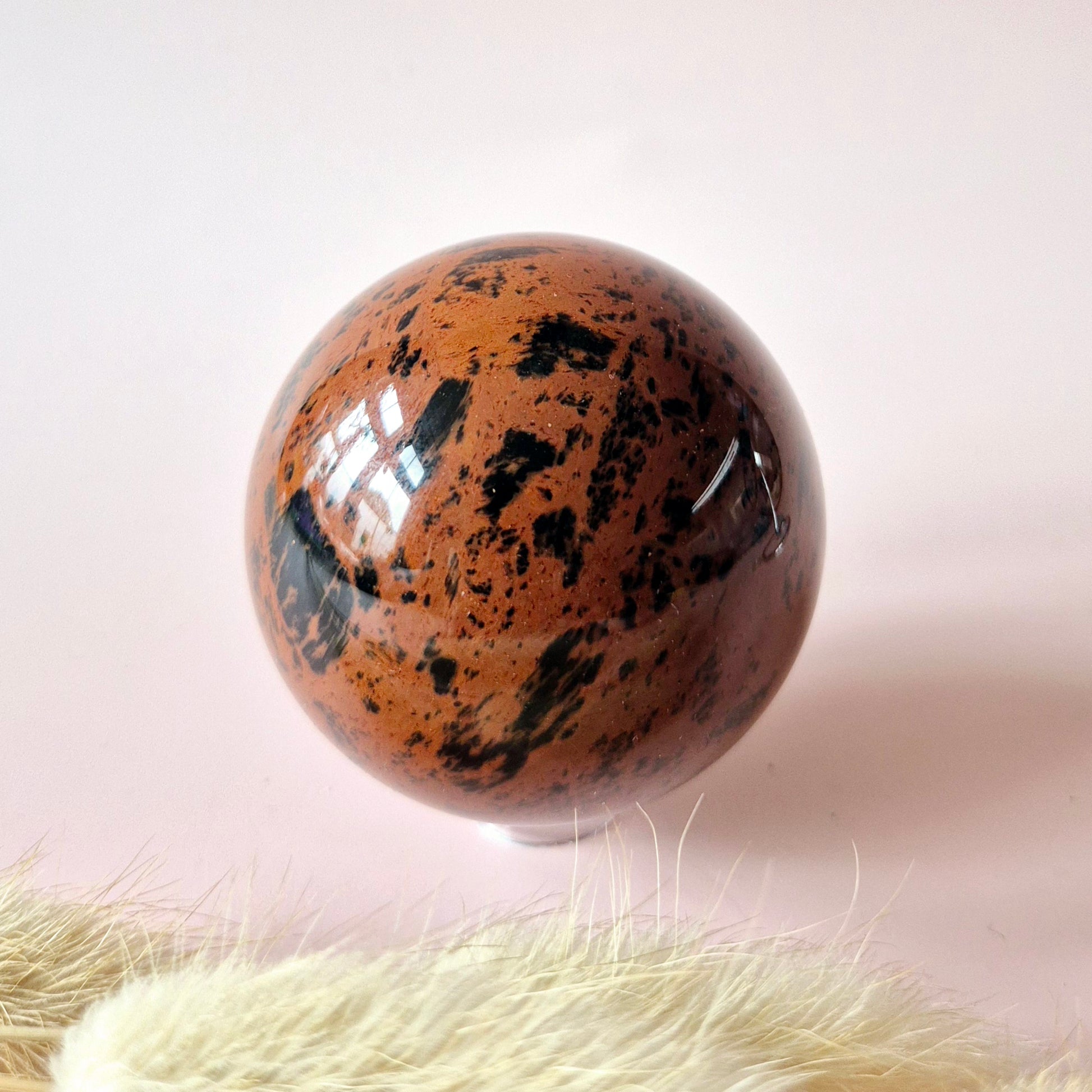 Mahonie Obsidiaan edelsteenbol 50-55 mm met roodbruine en zwarte insluitsels – gepolijst en spiritueel decor

