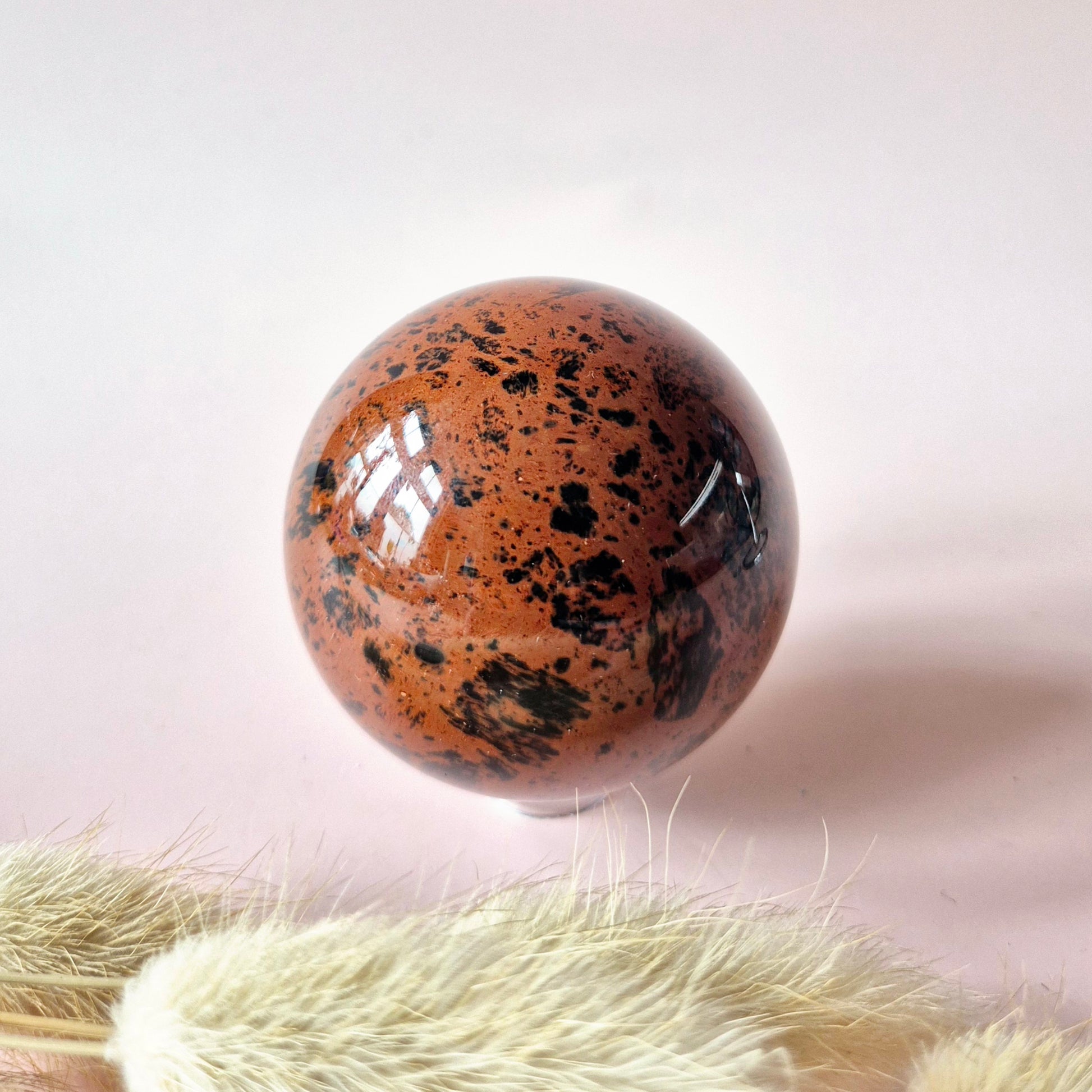 Mahonie Obsidiaan edelsteenbol 50-55 mm met roodbruine en zwarte insluitsels – gepolijst en spiritueel decor