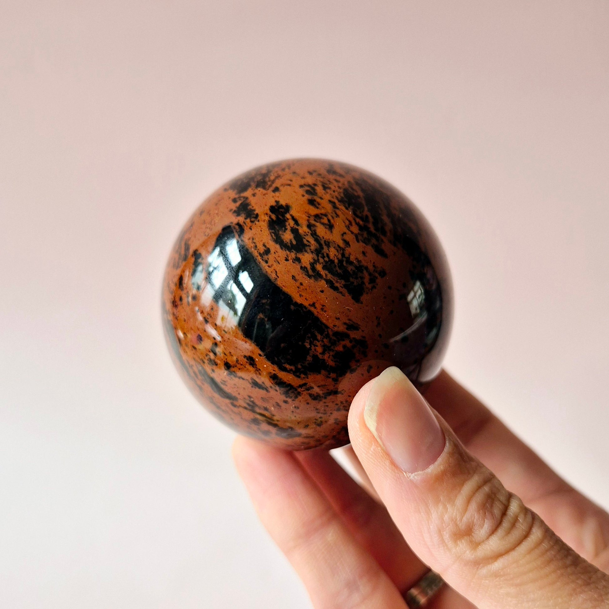Mahonie Obsidiaan edelsteenbol 50-55 mm met roodbruine en zwarte insluitsels – gepolijst en spiritueel decor