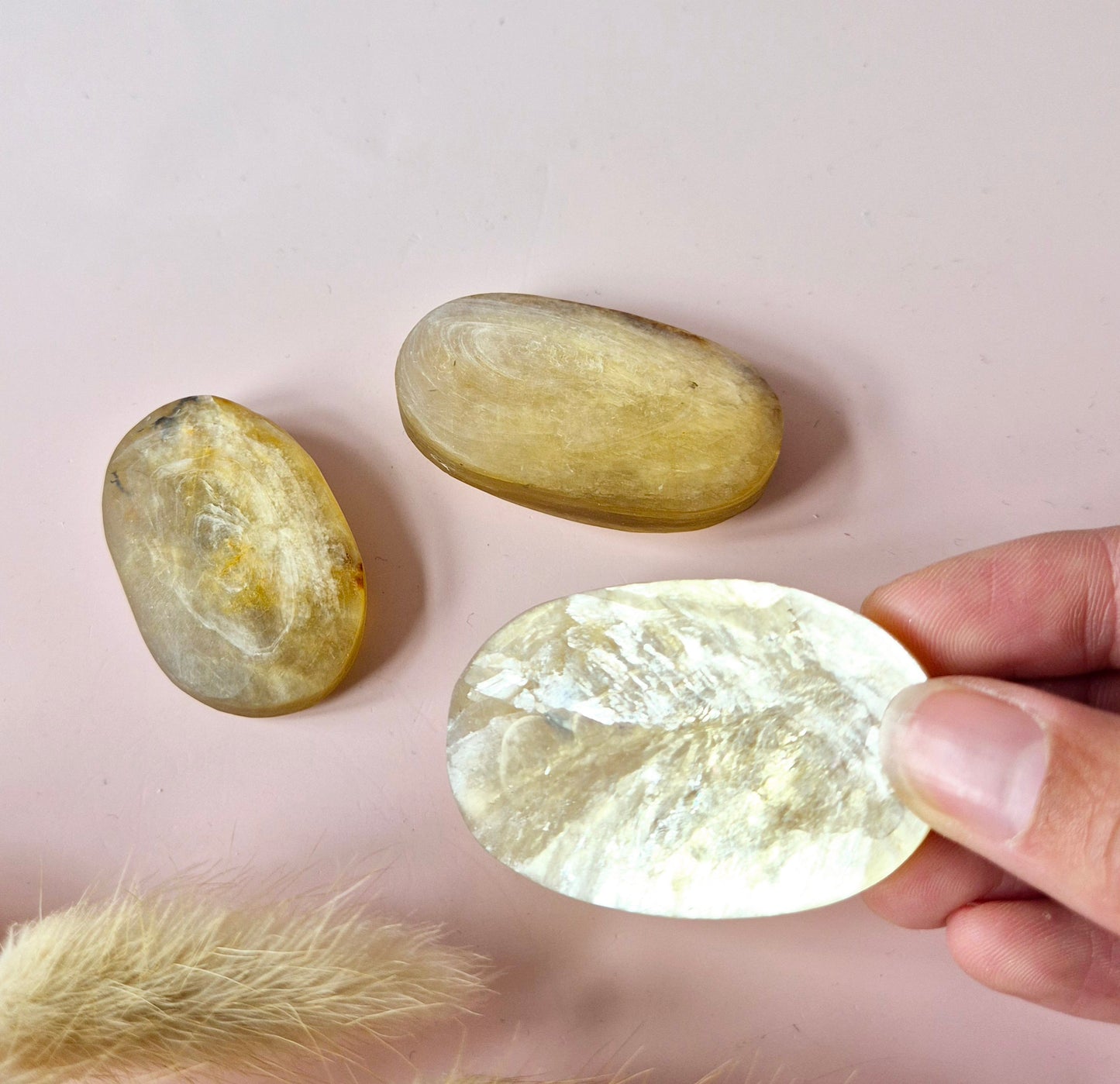 Golden Mica Handsteen – Gouden Mica Palmstone met Natuurlijke Shimmer (4–6 cm)