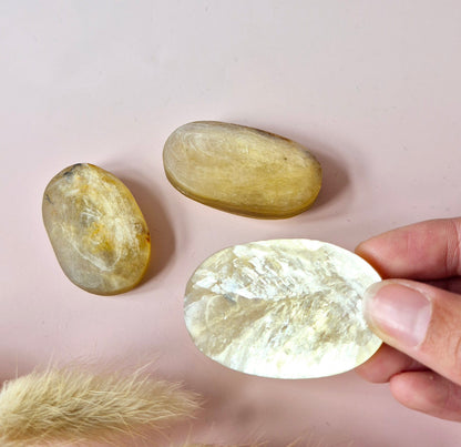Golden Mica Handsteen – Gouden Mica Palmstone met Natuurlijke Shimmer (4–6 cm)