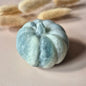 Edelsteen Pompoen Carving Caribbean Calciet 5cm – Handgesneden herfstmagie voor Halloween Decoratie