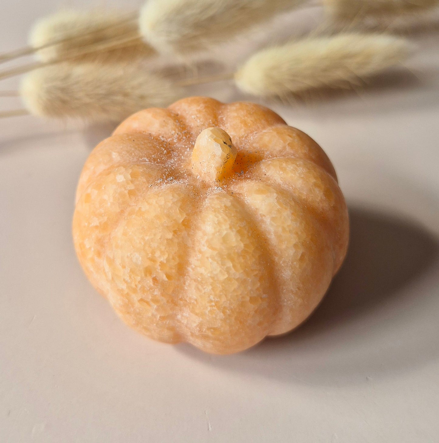 Edelsteen  Pompoen Carving Oranje Calciet 5cm – Handgesneden herfstmagie voor Halloween Decoratie