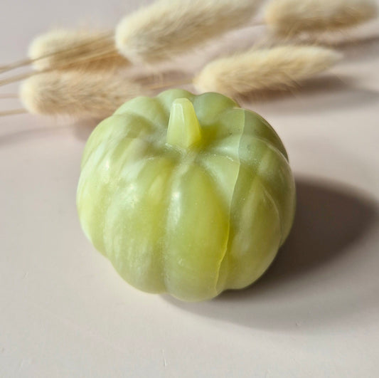 Edelsteen Pompoen Carving Serpentijn 5cm – Handgesneden herfstmagie voor Halloween Decoratie
