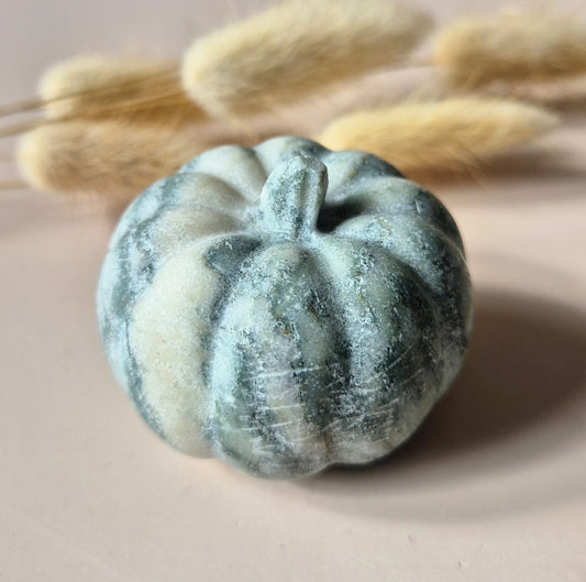 Edelsteen Pompoen Zebra Calciet 5cm – Handgesneden herfstmagie voor Halloween Decoratie