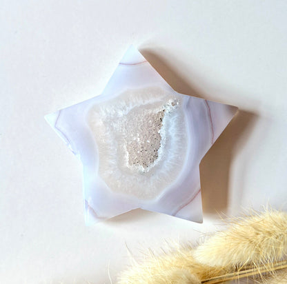 Edelsteen Druzy Grijze Agaat Ster 6-7cm| Kristallen Ster Carving vol Licht & Rust