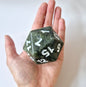 Edelsteen Groene Jade D20 Dobbelsteen 7cm (XXL)