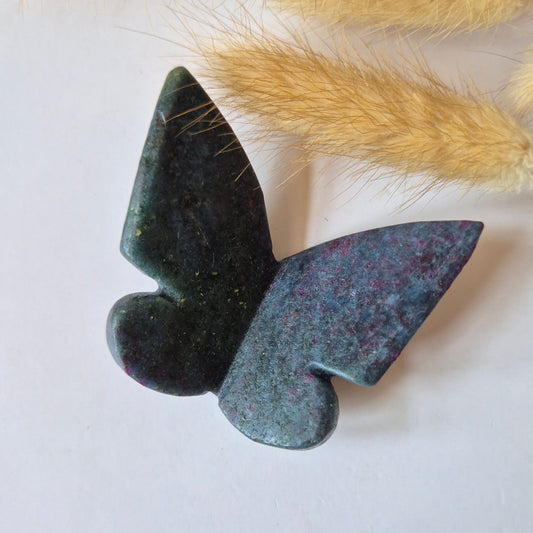Edelsteen Vlinder  6x5 cm – Ruby in Fuchsite UV reactief