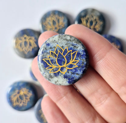 Edelsteen Lapis Lazuli schijf 2,5cm met Lotus symbool – Zaksteen worry stone