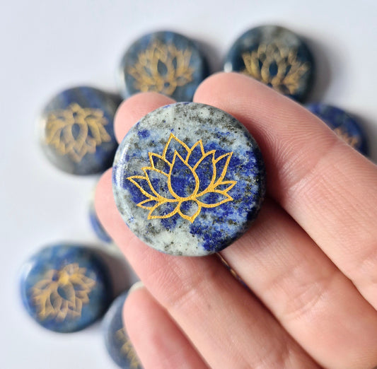 Edelsteen Lapis Lazuli schijf 2,5cm met Lotus symbool – Zaksteen worry stone